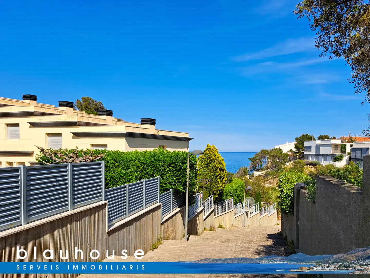 Vista exterior de Casa adosada en venda en Llançà amb Jardí privat, Parquet i Terrassa