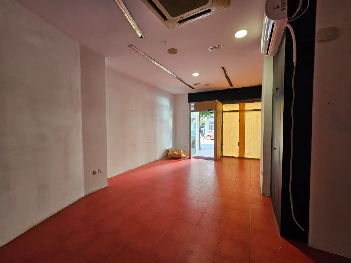 Local comercial en venta en juan carlos I, imagen 4