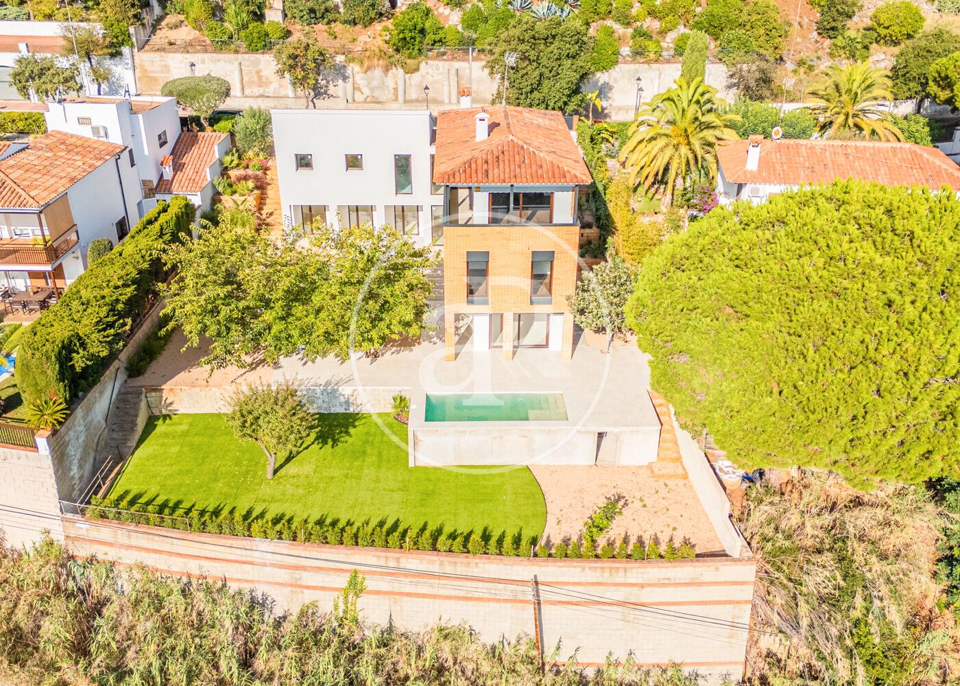 Vista exterior de Casa o xalet en venda en Arenys de Mar amb Aire condicionat, Calefacció i Jardí privat