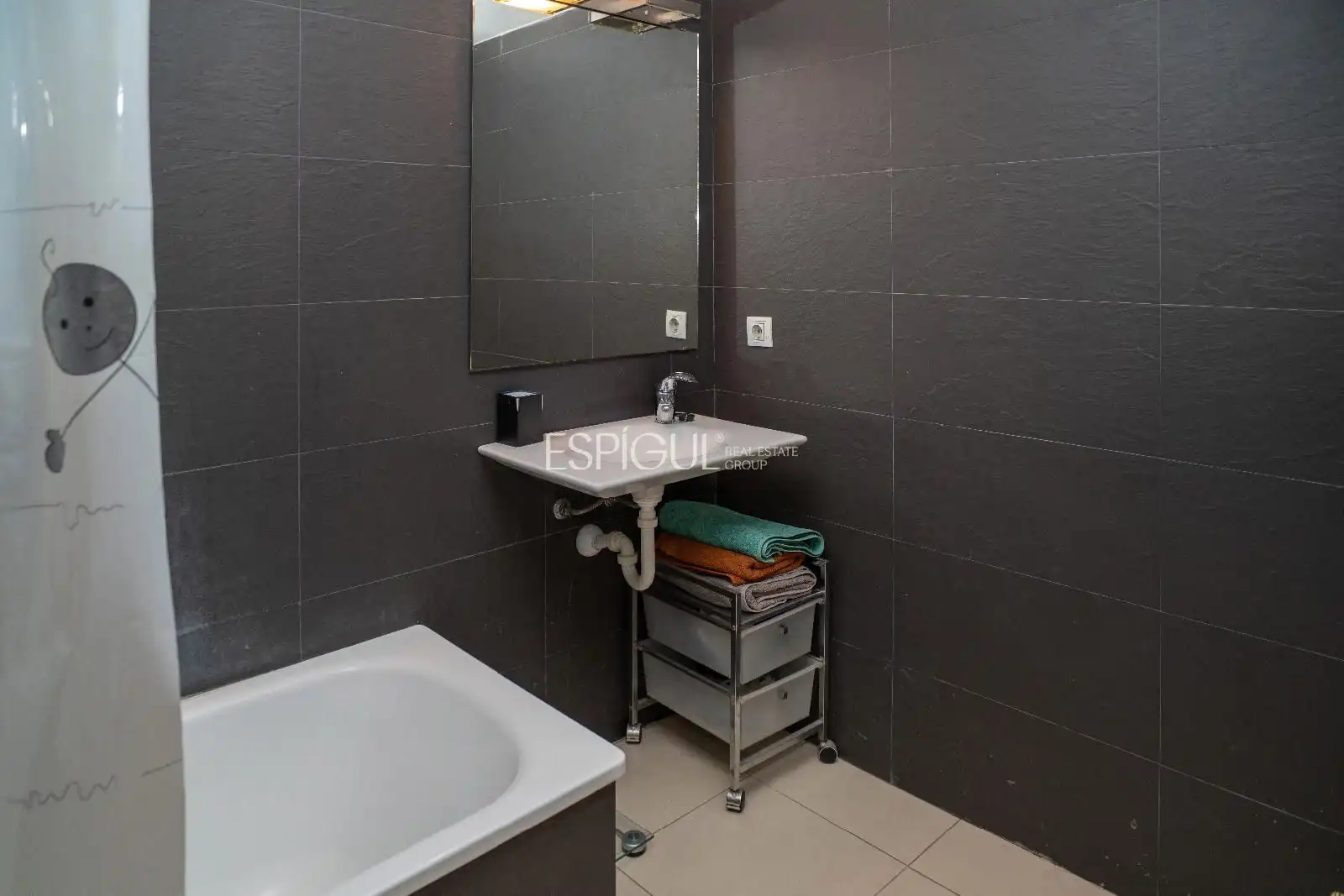 Bathroom of Flat for sale in Girona  with Air Conditioner, Heating and Terrace