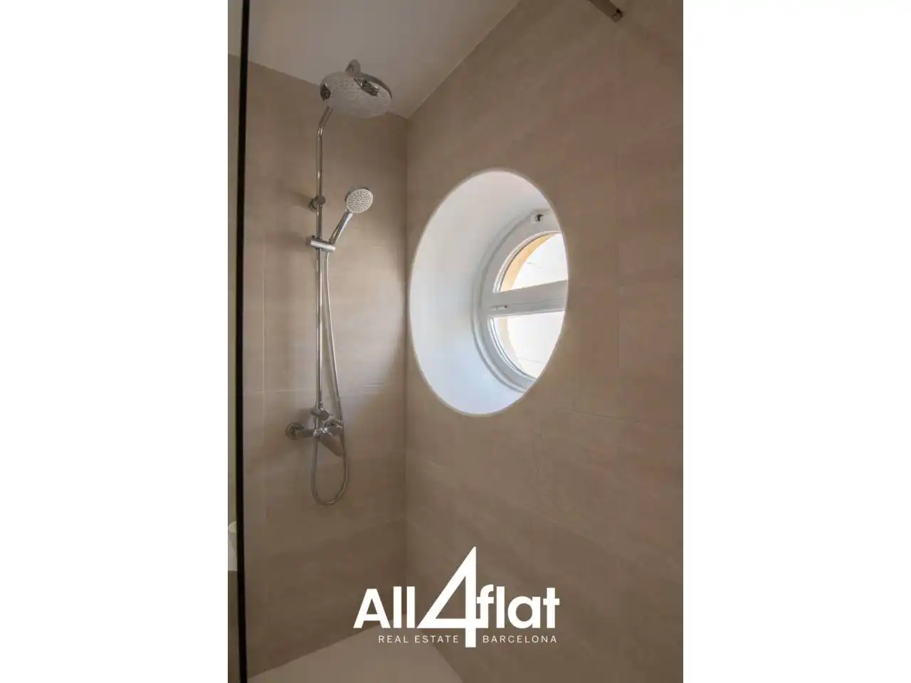 Badezimmer von Maisonette zur Miete in Mataró mit Klimaanlage und Parkett