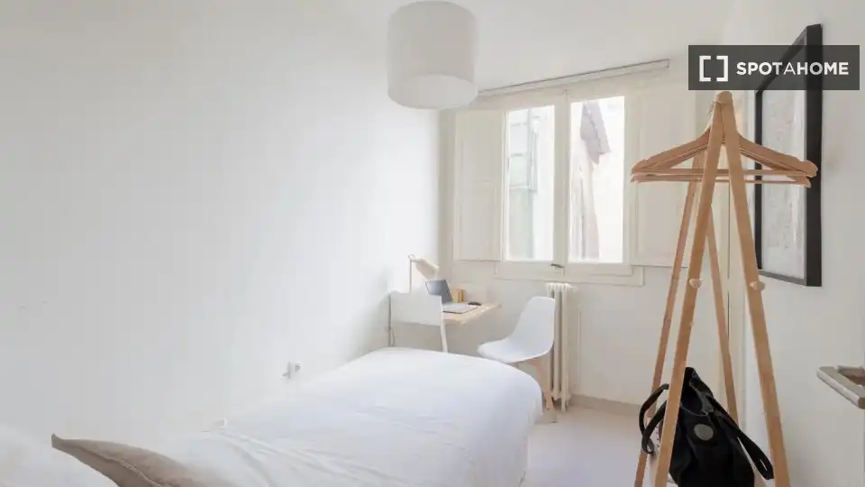 Habitación de Piso de alquiler en Valencia con Aire acondicionado, Calefacción y Amueblado