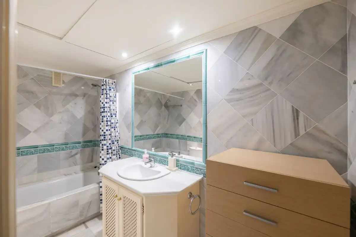 Baño de Ático de alquiler en Estepona con Aire acondicionado, Jardín privado y Terraza