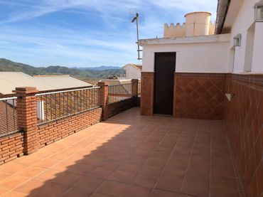 Casa amb balcó en venda a Calle Omar