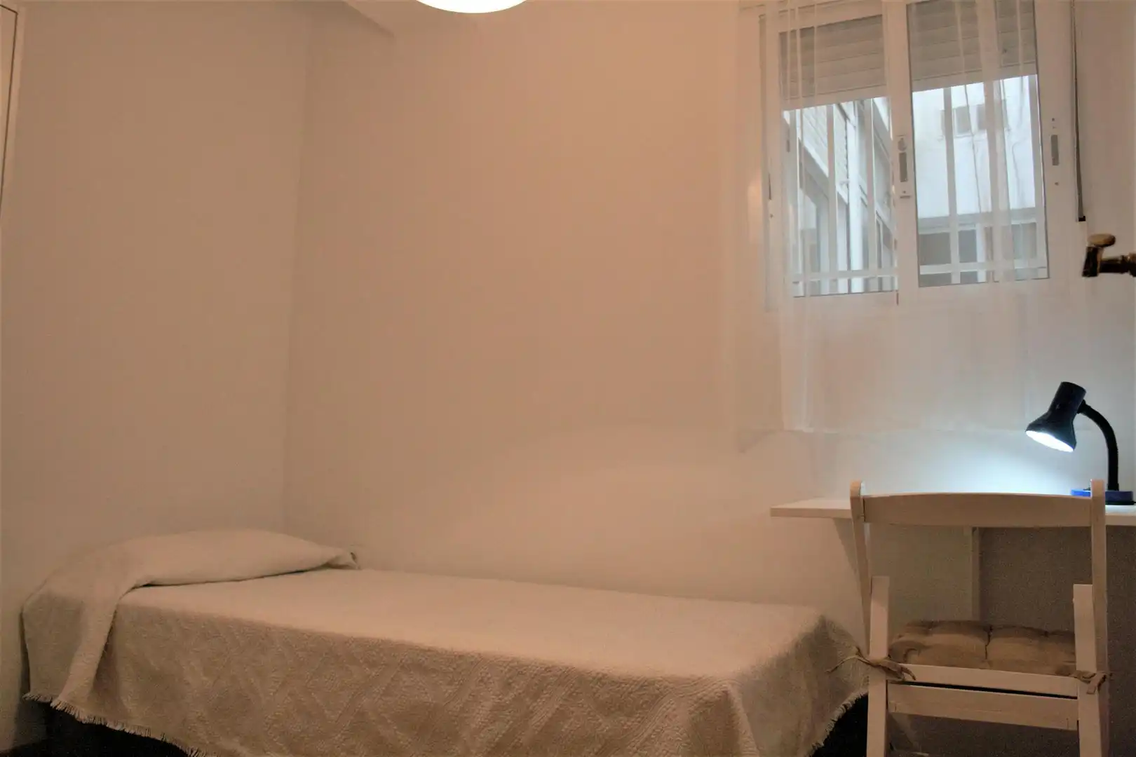 Bedroom of Flat for share in  Sevilla Capital  with Air Conditioner, Furnished and Washing machine