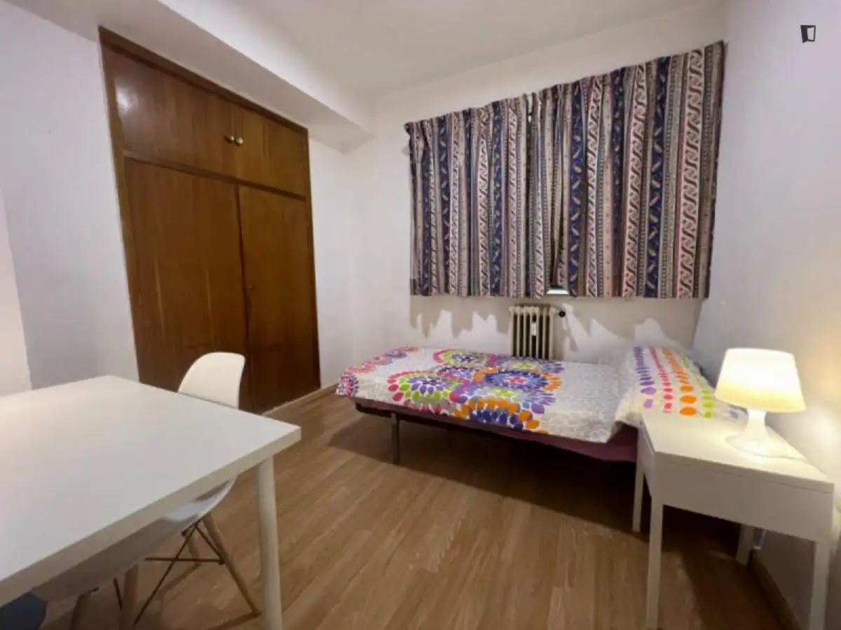 Habitación de Apartamento para compartir en Granada con Aire acondicionado, Calefacción y Amueblado