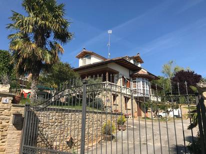 Vista exterior de Casa o xalet en venda en Puente la Reina / Gares amb Jardí privat, Terrassa i Traster