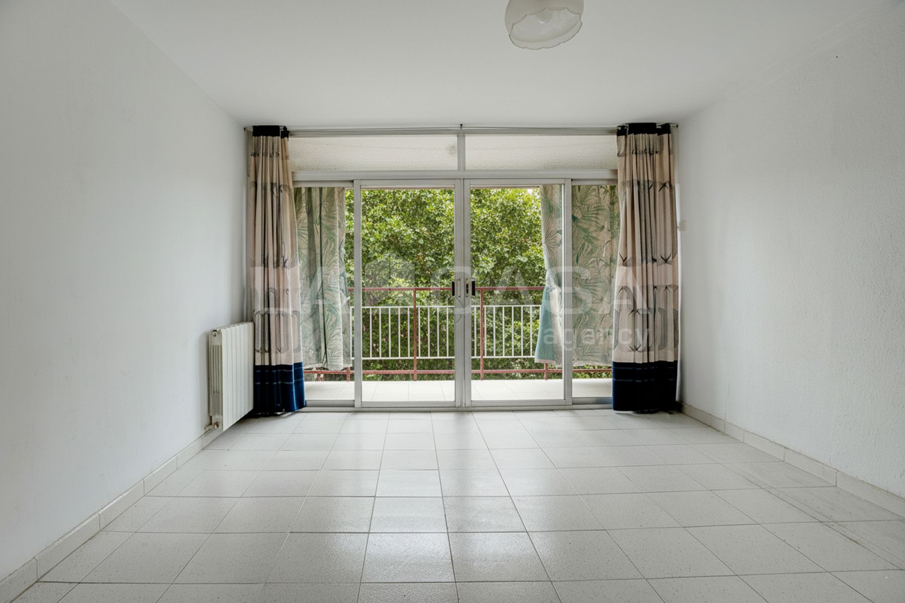 Jardín de Piso en venta en L'Hospitalet de Llobregat con Calefacción y Balcón