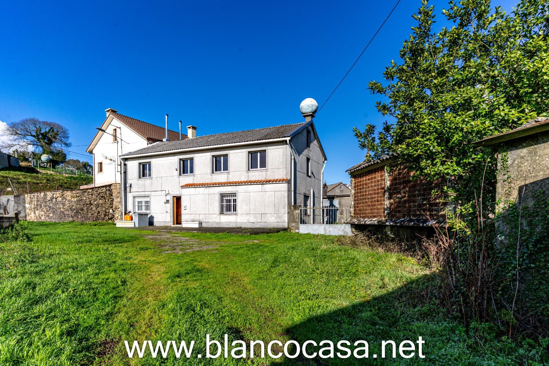 Vista exterior de Casa o xalet en venda en Carballo amb Jardí privat