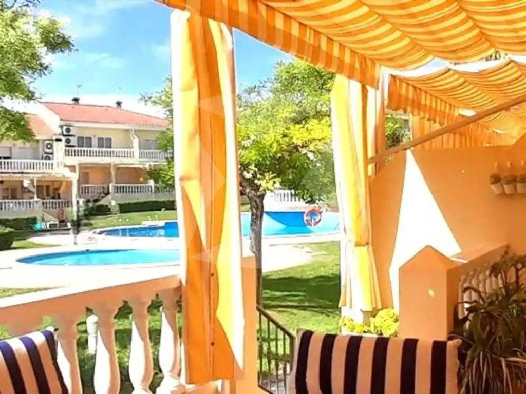 Jardí de Casa adosada en venda en Badajoz amb Aire condicionat, Terrassa i Piscina