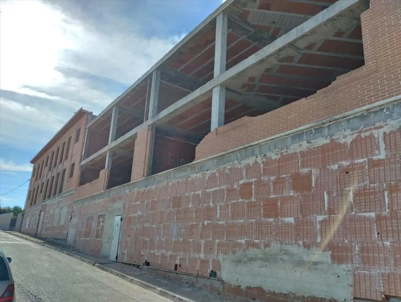 Außenansicht von Gebäude zum Verkauf in Hormigos