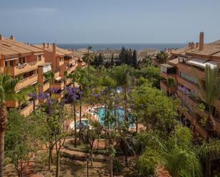 Vista exterior de Apartament en venda en Marbella amb Aire condicionat, Terrassa i Piscina