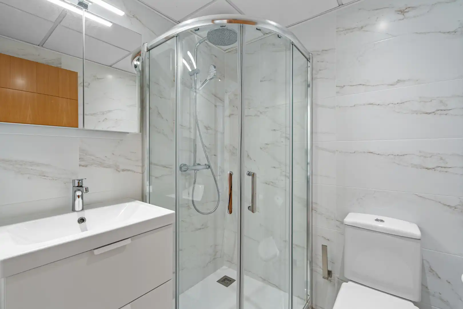 Bathroom of Apartments for rent in Estepona  with Air Conditioner, Terrace and Storage room
