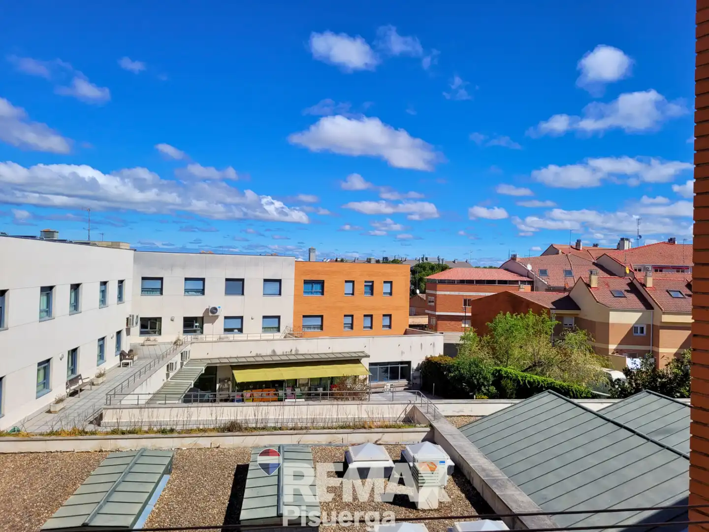 Außenansicht von Wohnung zum Verkauf in Santovenia de Pisuerga mit Heizung, Abstellraum und Balkon