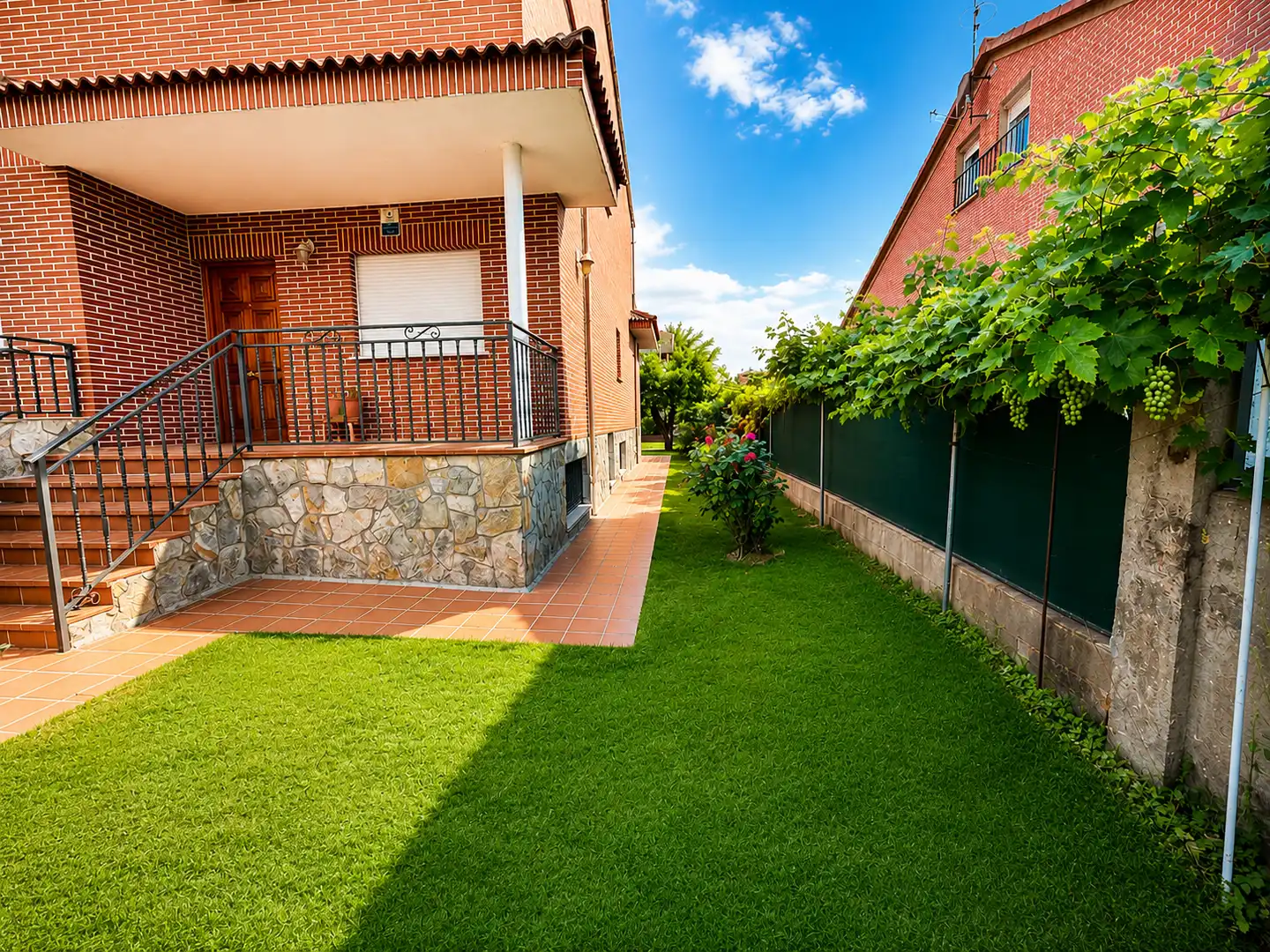 Jardí de Casa adosada en venda en Azuqueca de Henares amb Calefacció, Jardí privat i Terrassa
