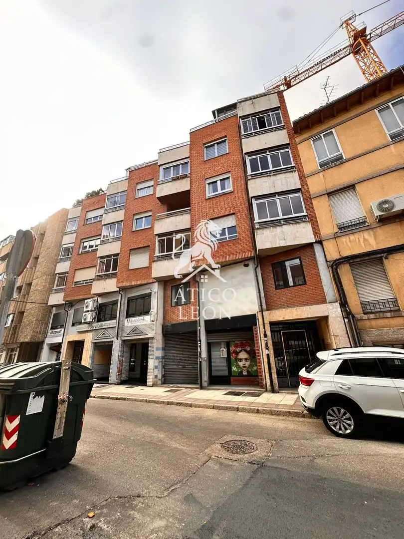 Vista exterior de Àtic en venda en León Capital  amb Terrassa