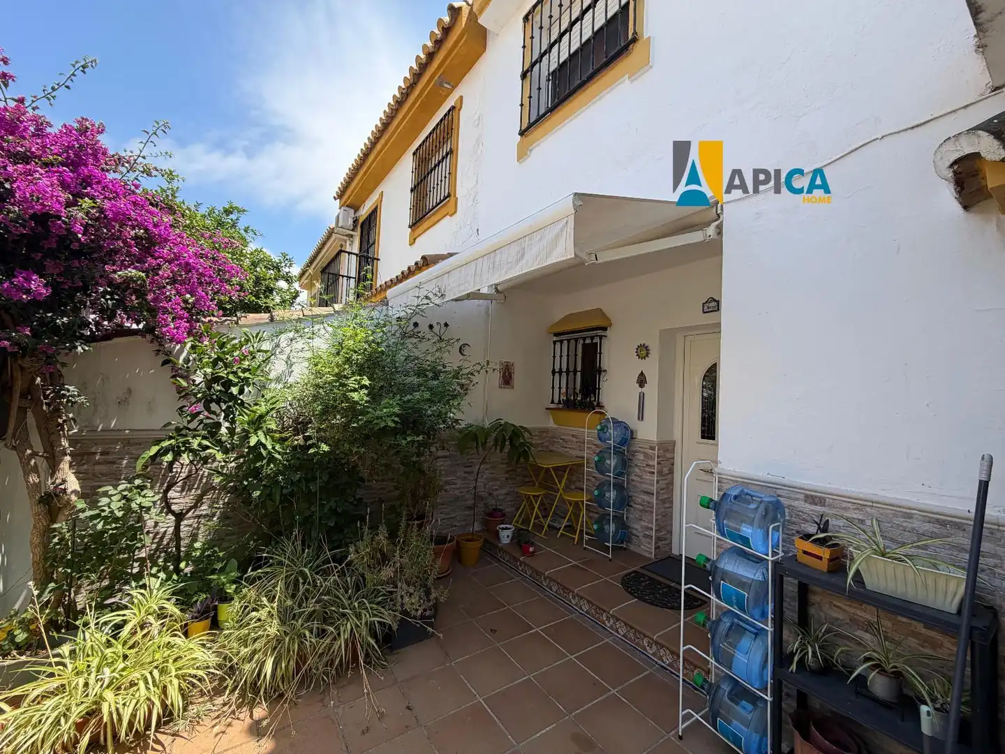 Außenansicht von Einfamilien-Reihenhaus zum Verkauf in Algeciras mit Terrasse