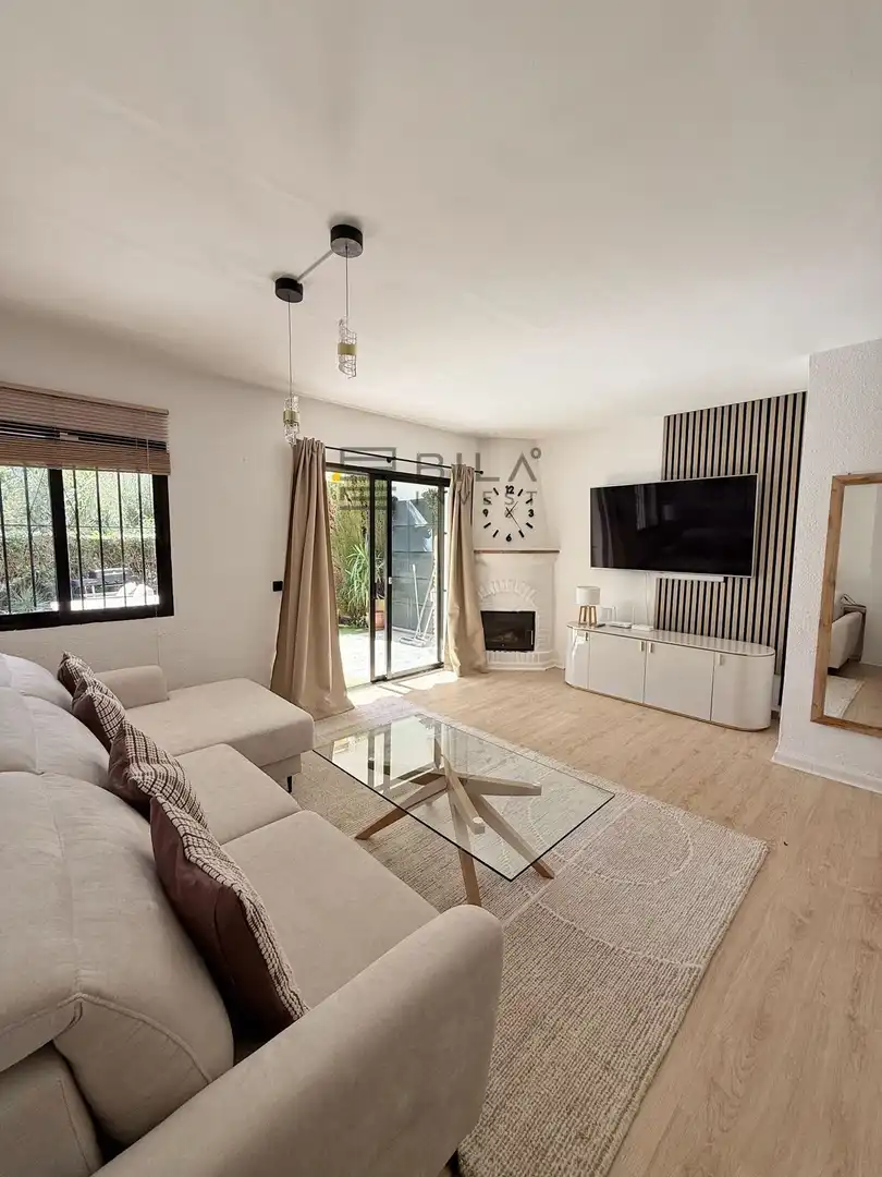 Sala d'estar de Casa adosada en venda en Mijas amb Aire condicionat, Terrassa i Piscina