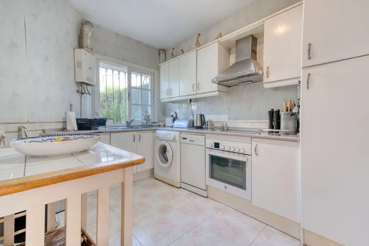 Cocina de Casa adosada en venta en Estepona con Jardín privado, Terraza y Piscina comunitaria