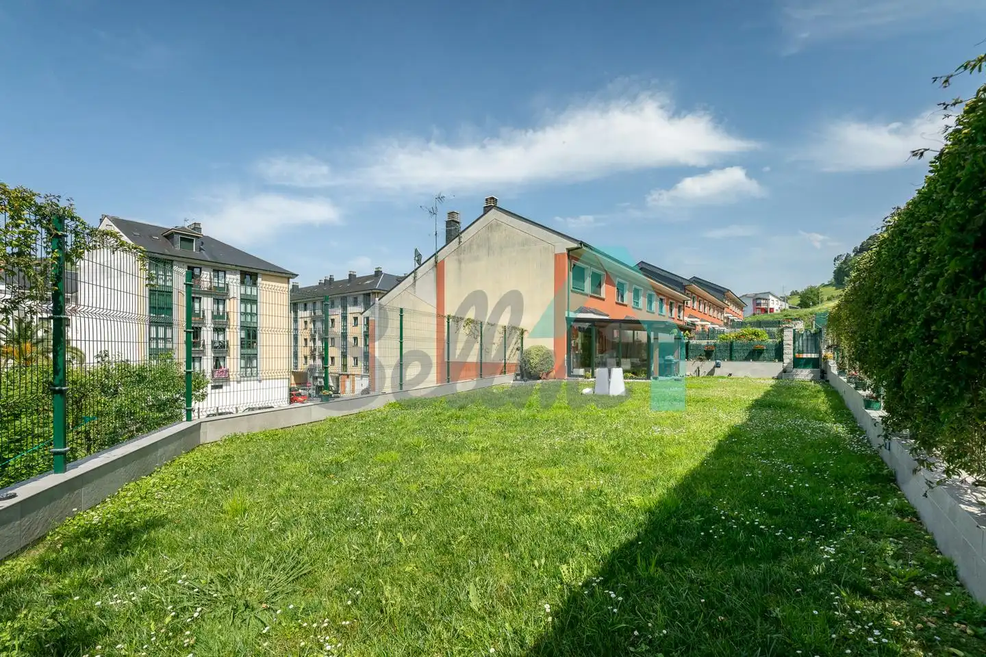 Außenansicht von Einfamilien-Reihenhaus zum Verkauf in Vegadeo mit Heizung, Privatgarten und Terrasse
