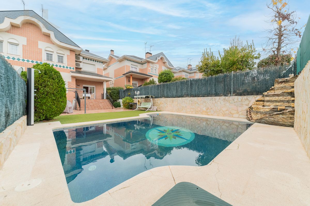 Swimming pool of House or chalet for sale in Arroyomolinos (Madrid)  with Air Conditioner, Heating and Private garden
