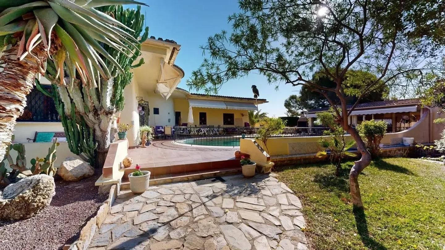 Vista exterior de Casa o xalet en venda en Elche / Elx amb Aire condicionat, Jardí privat i Terrassa