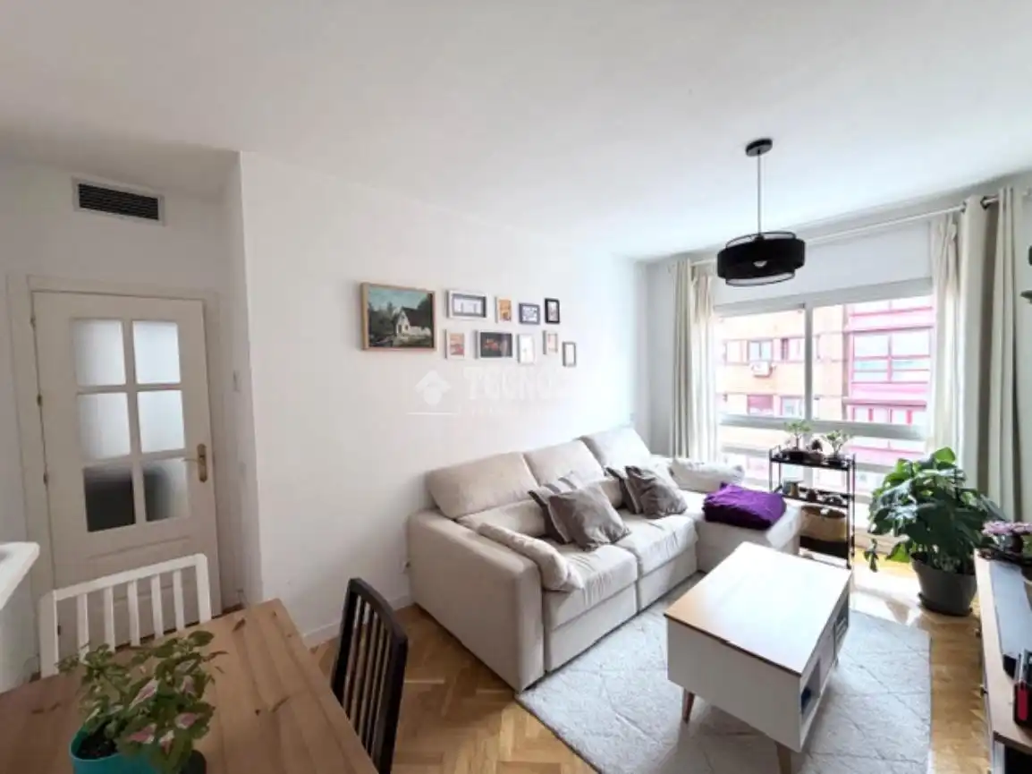 Sala de estar de Piso en venta en Madrid con Calefacción, Parquet y Piscina comunitaria