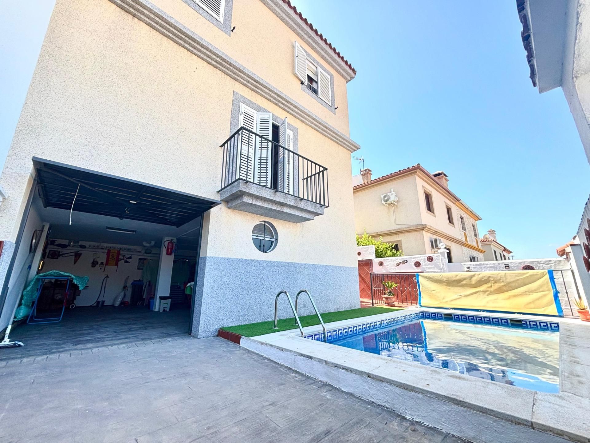 Vista exterior de Casa adosada en venda en Los Barrios amb Piscina