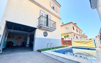 Exterior view of Single-family semi-detached for sale in Los Barrios  with Swimming Pool