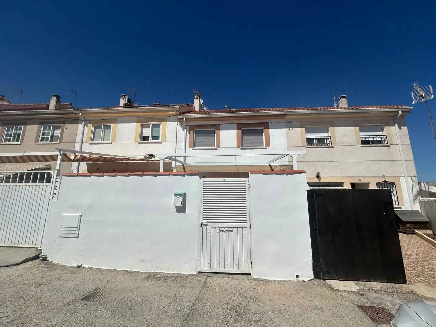 Vista exterior de Casa adosada en venta en Corpa con Calefacción
