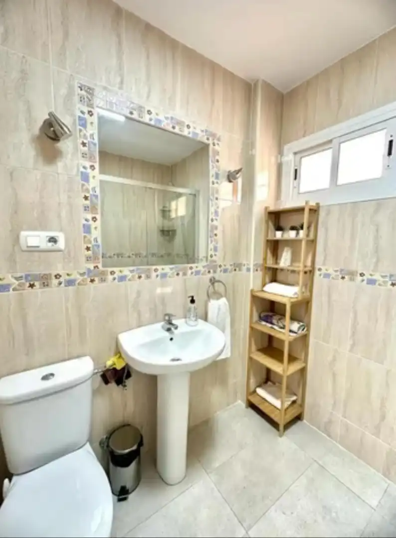 Badezimmer von Wohnung zur Miete in Benalmádena mit Klimaanlage und Möbliert