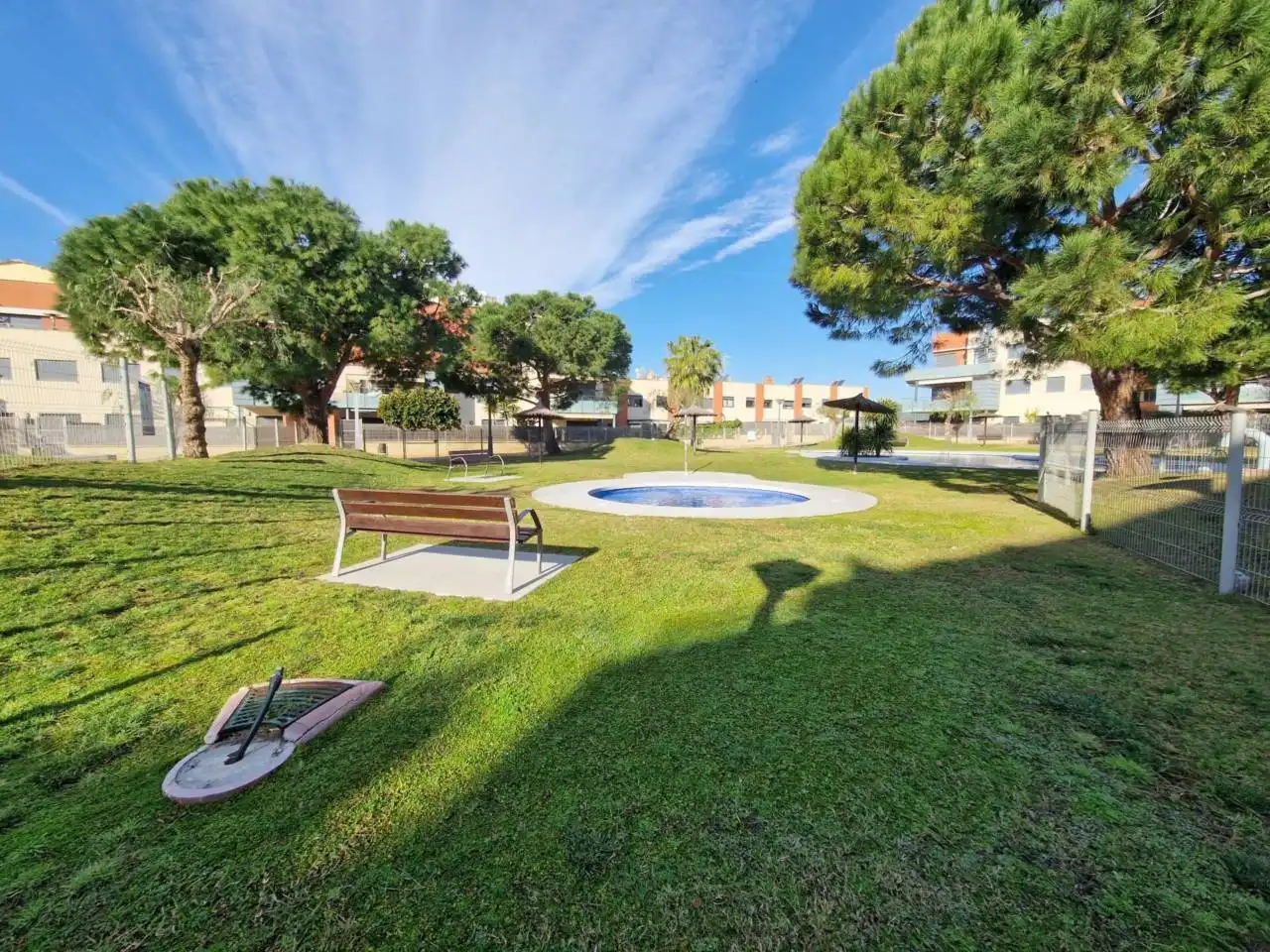 Jardí de Pis de lloguer en Cubelles amb Aire condicionat, Calefacció i Jardí privat