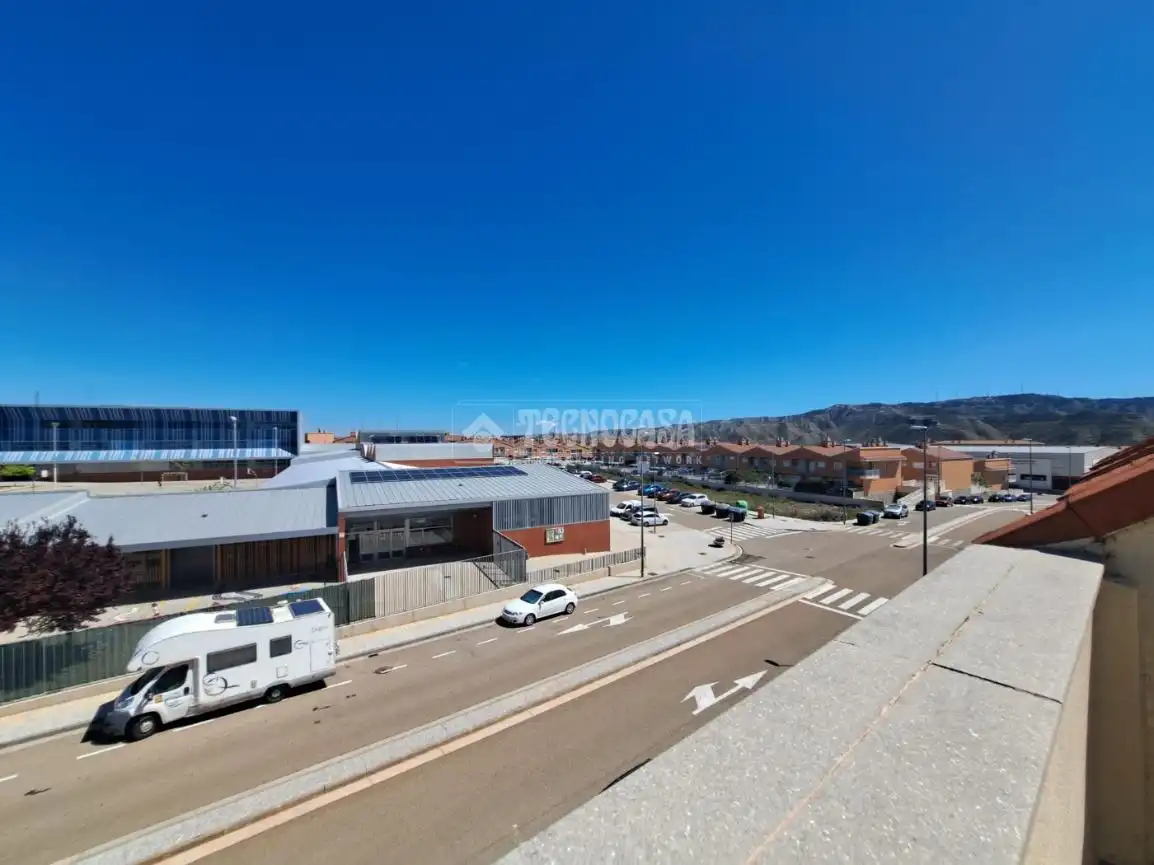 Vista exterior de Casa adosada en venta en María de Huerva con Aire acondicionado, Calefacción y Jardín privado