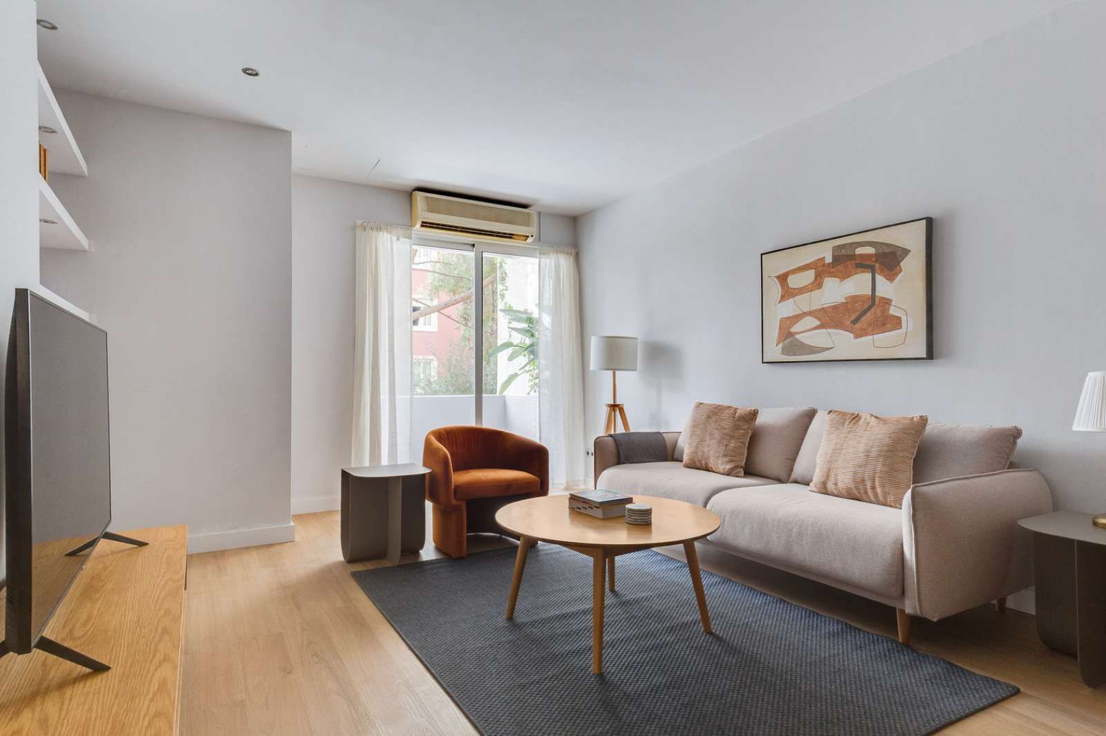 Living room of Apartment to share in  Barcelona Capital  with Air Conditioner and Terrace