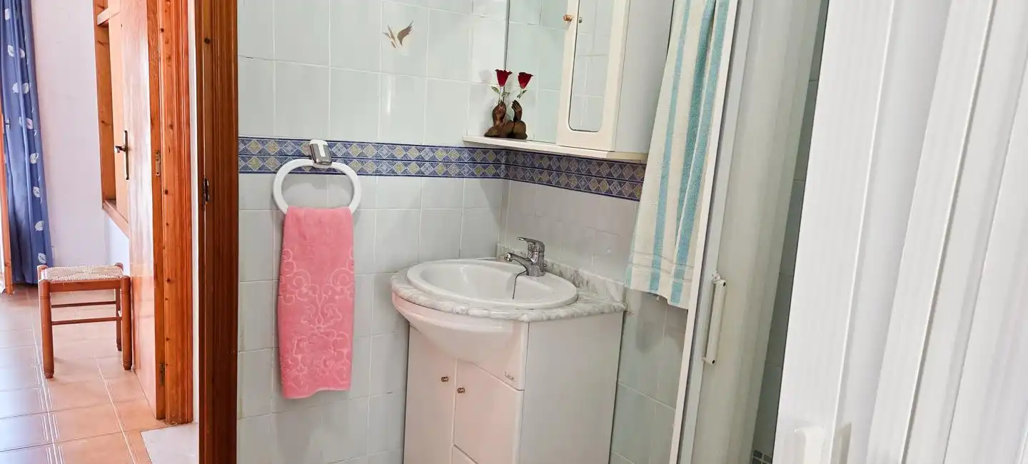 Badezimmer von Einfamilien-Reihenhaus zur Miete in Santa Pola mit Klimaanlage, Terrasse und Möbliert