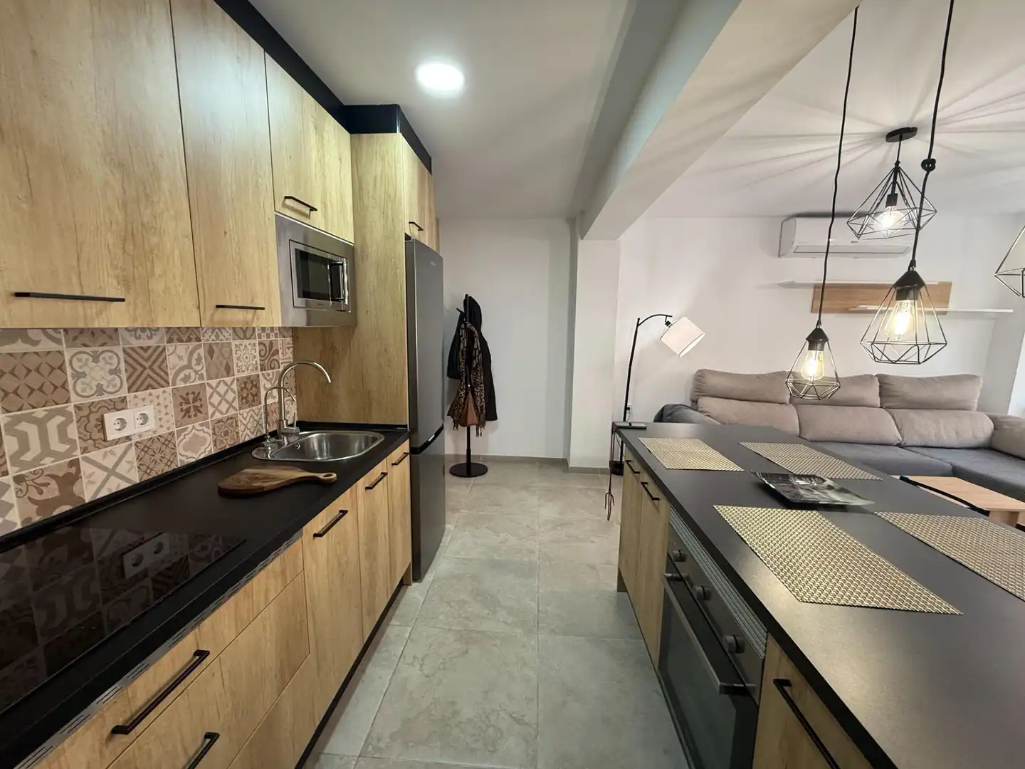Cuina de Pis de lloguer en Almería amb Aire condicionat i Moblat