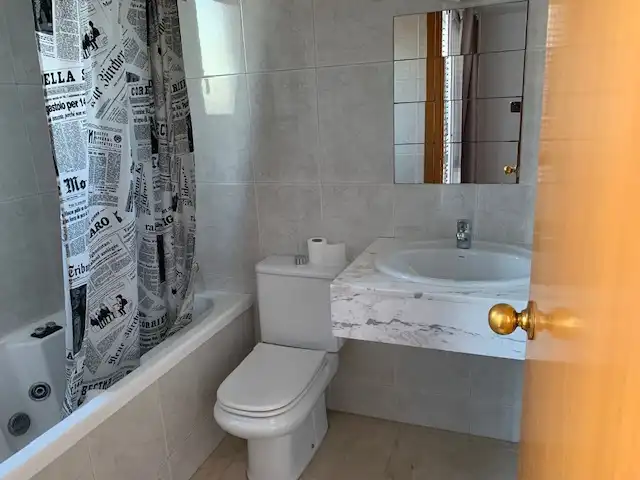Baño de Ático en venta en Girona con Aire acondicionado, Calefacción y Parquet