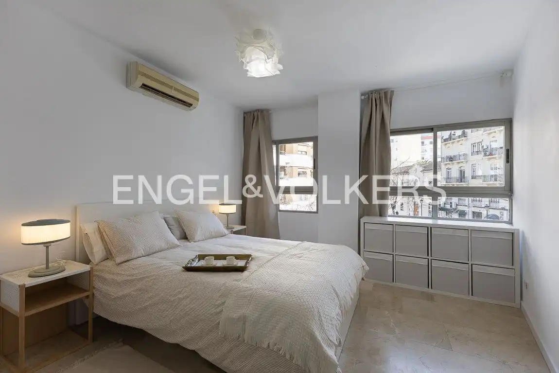 Schlafzimmer von Wohnung zur Miete in Valencia mit Klimaanlage, Heizung und Möbliert