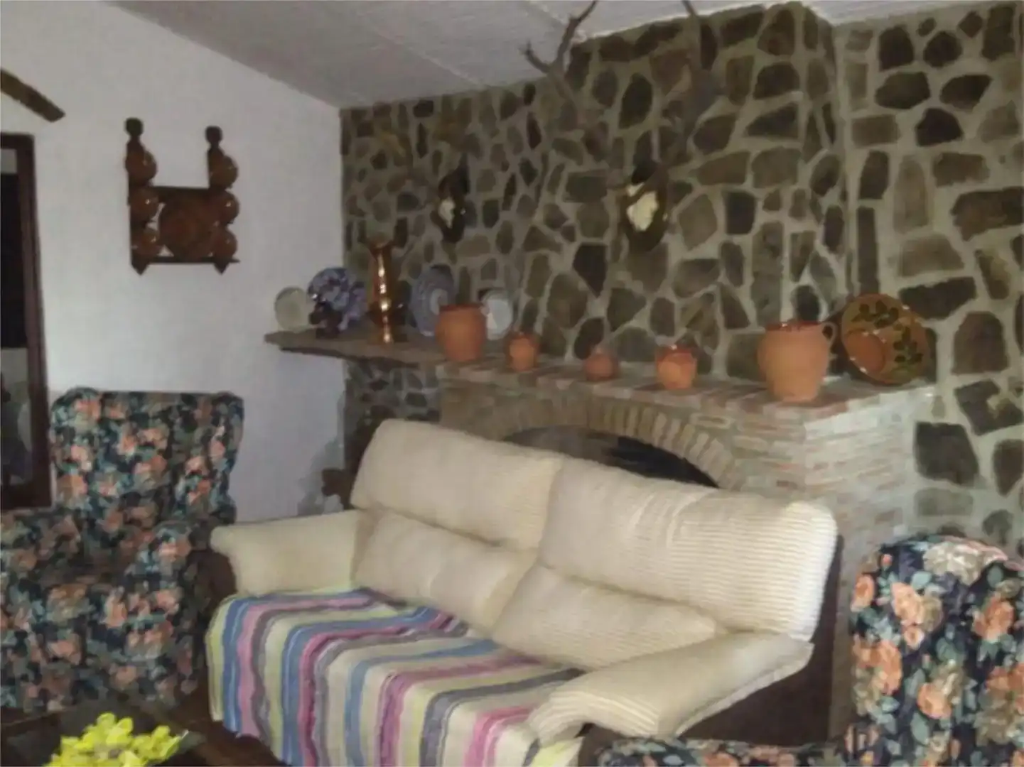 Sala d'estar de Finca rústica en venda en Herrera del Duque amb Jardí privat, Piscina i Moblat