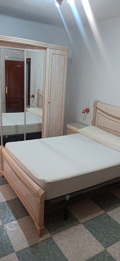 Dormitori de Casa o xalet de lloguer en  Granada Capital amb Moblat, Rentadora i Balcó