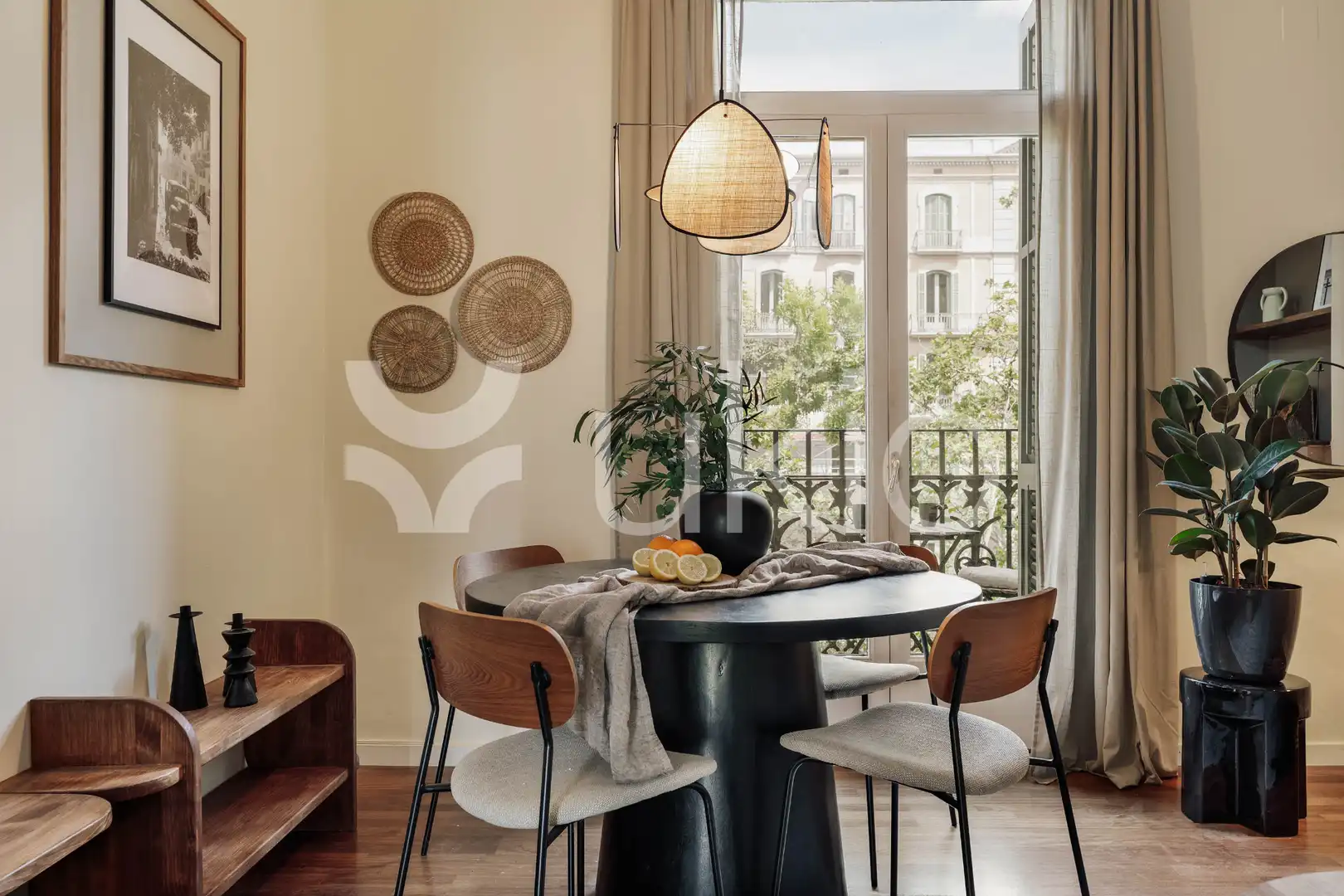 Menjador de Apartament de lloguer en Barcelona amb Aire condicionat, Calefacció i Moblat