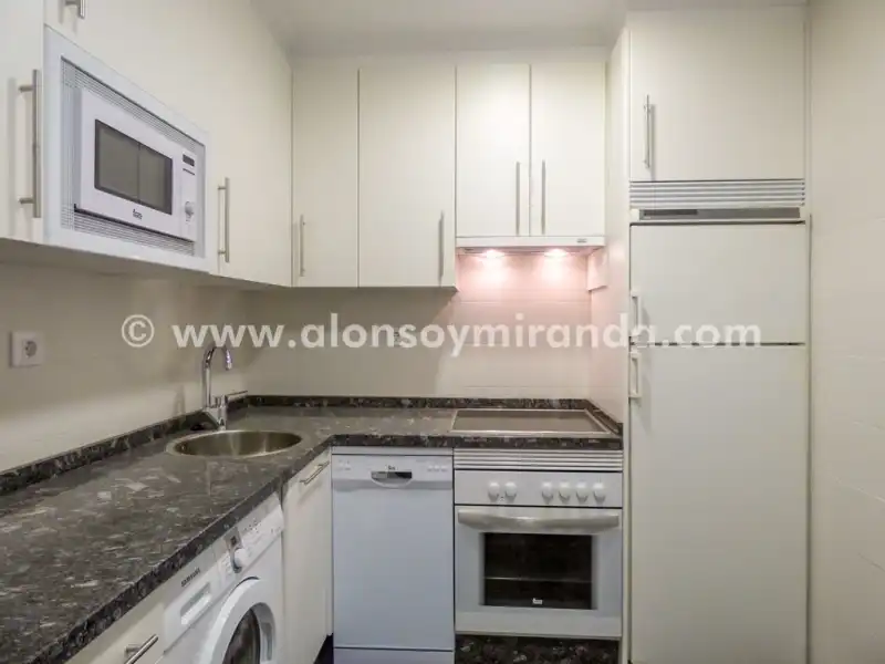 Küche von Wohnung zur Miete in Oviedo  mit Heizung, Parkett und Möbliert