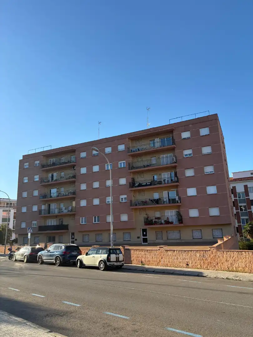 Außenansicht von Wohnung zum Verkauf in Sitges mit Terrasse, Abstellraum und Balkon