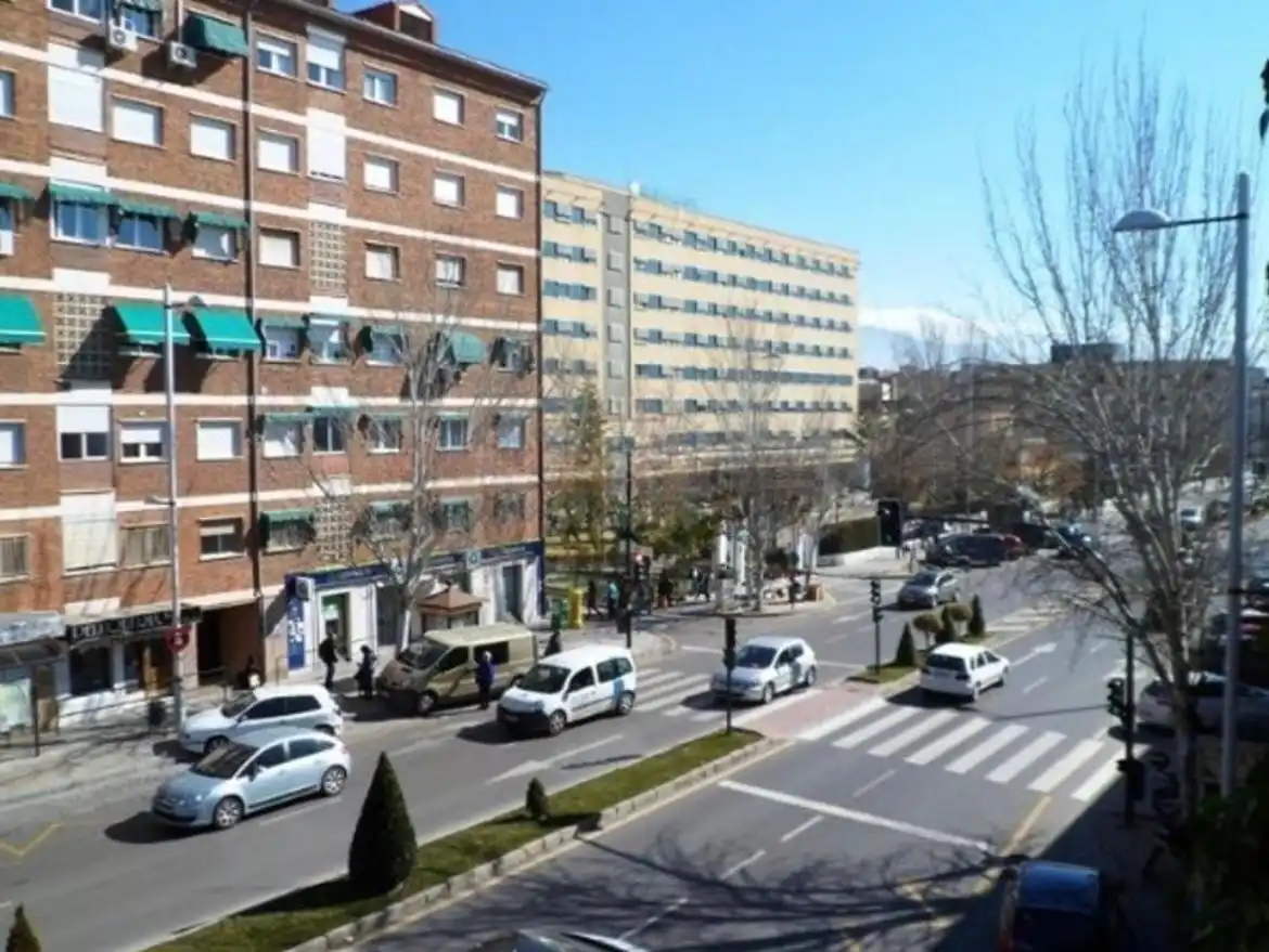 Vista exterior de Pis de lloguer en Granada amb Calefacció, Terrassa i Moblat