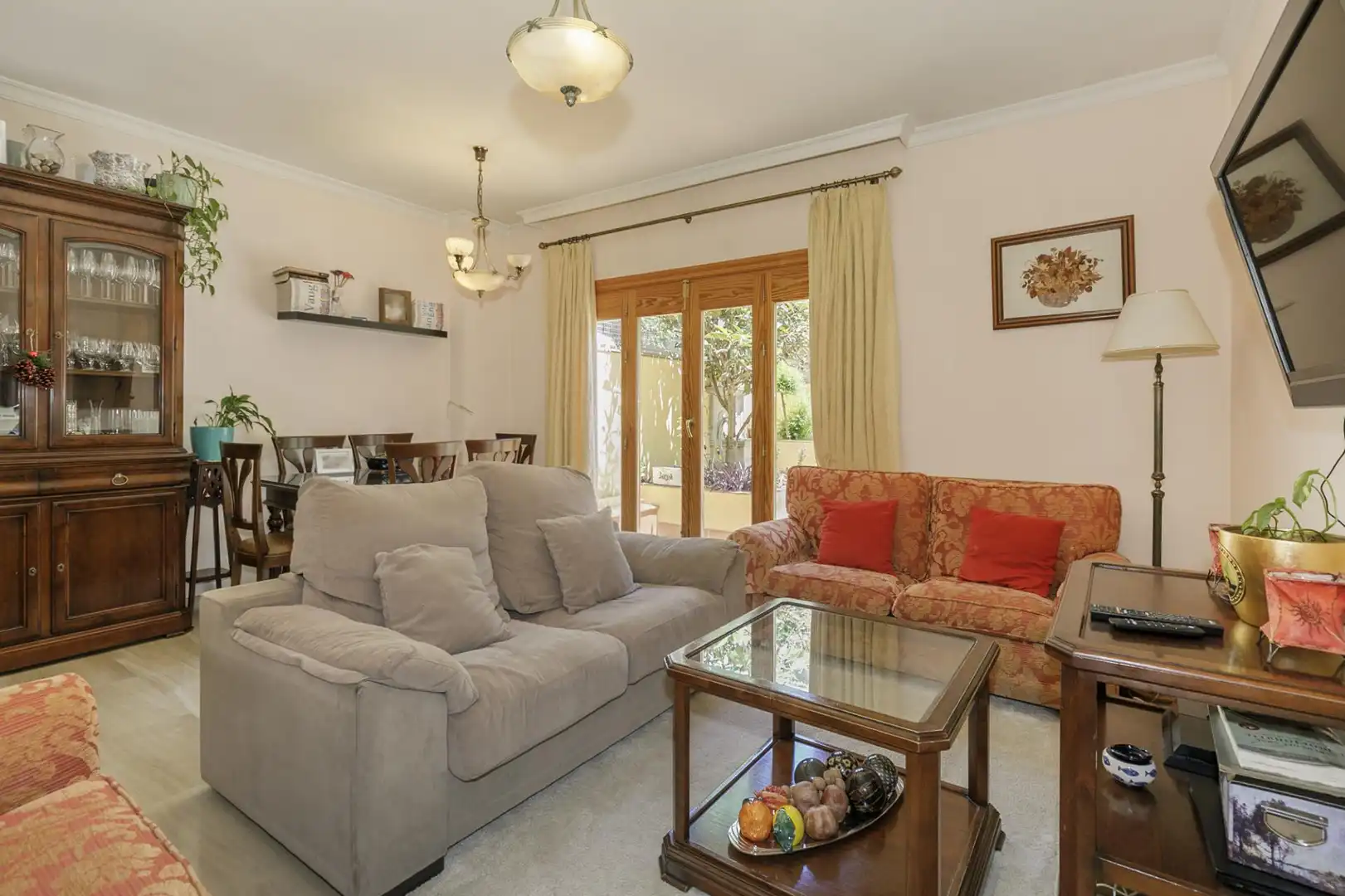 Sala d'estar de Casa adosada en venda en Granada amb Jardí privat