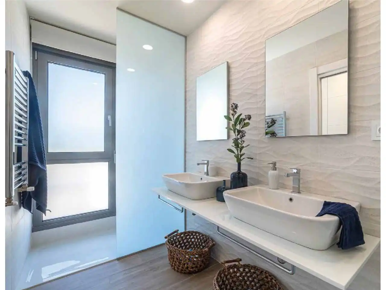 Baño de Casa adosada en venta en Santa Cruz de Bezana con Calefacción, Jardín privado y Terraza
