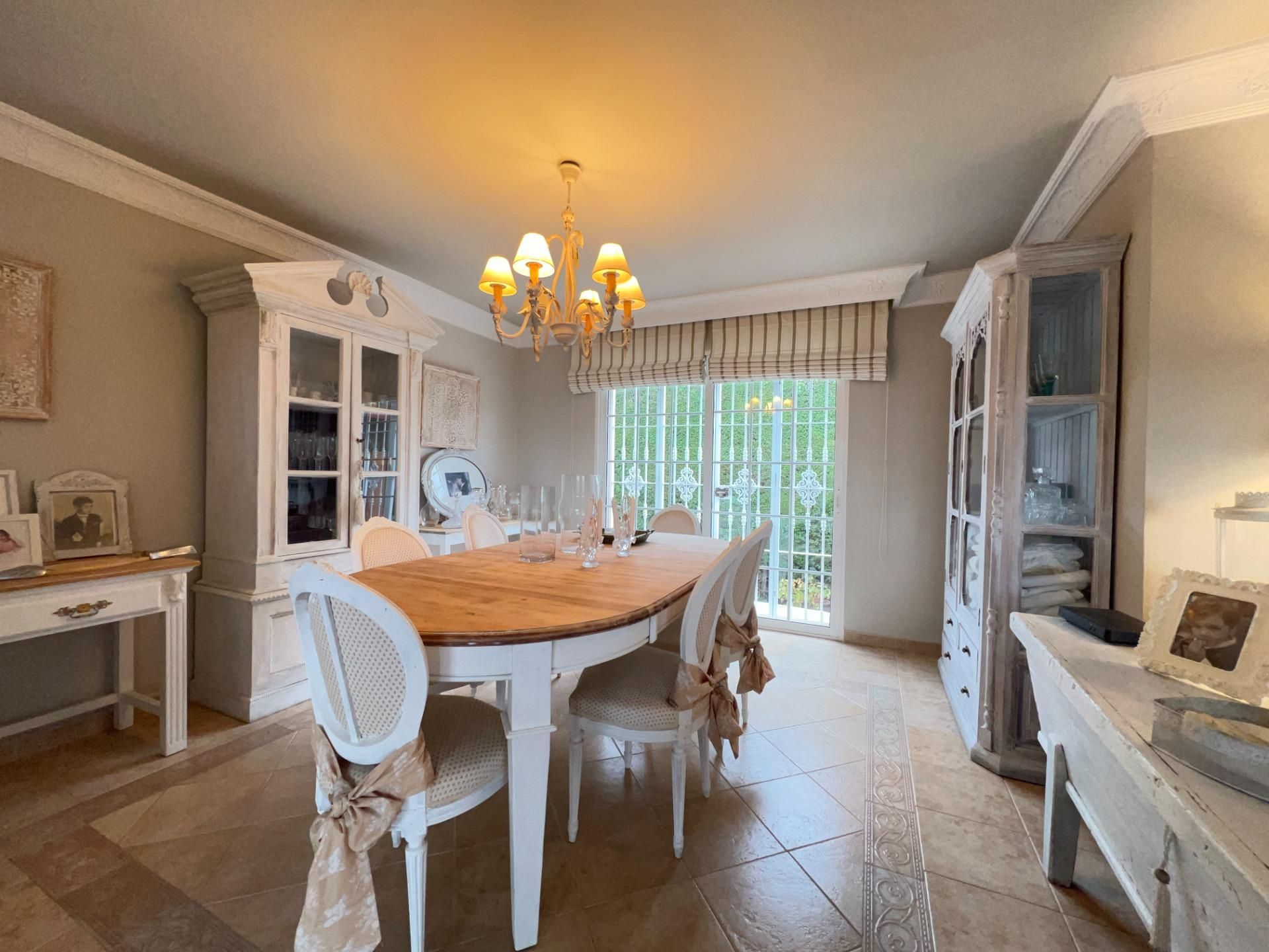 Menjador de Casa o xalet en venda en Alhaurín de la Torre amb Aire condicionat, Jardí privat i Terrassa