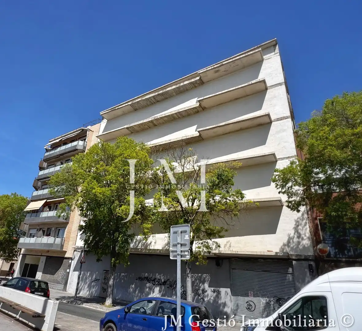 Vista exterior de Edifici en venda en Terrassa