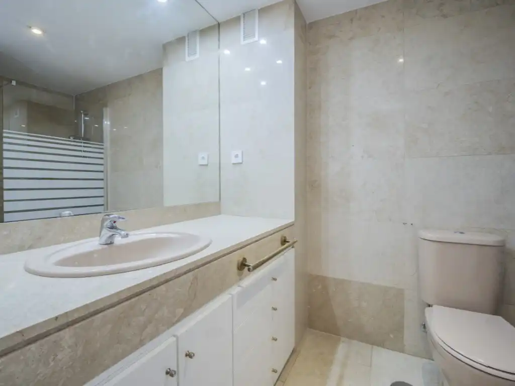 Badezimmer von Wohnung zur Miete in Madrid mit Klimaanlage