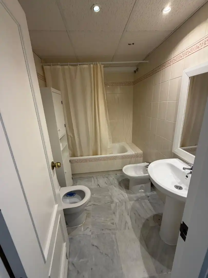 Bany de Apartament de lloguer en Dos Hermanas amb Aire condicionat, Moblat i Rentadora